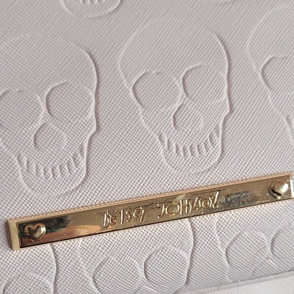 Betsey Johnson Skull Purse Crossbody Bag Embossed Skulls - Picture 6 of 6